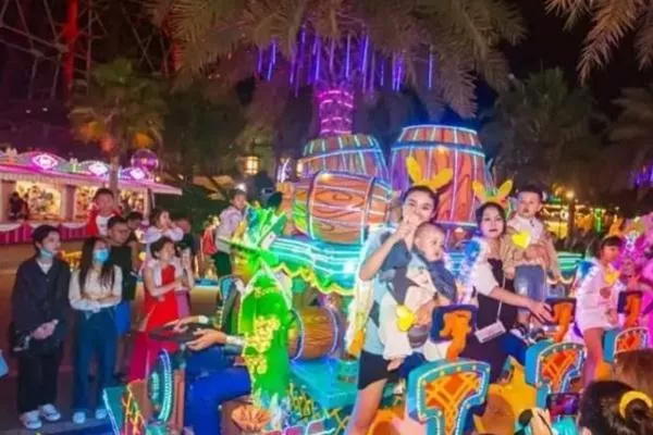 三亚海昌不夜城花车巡游时间