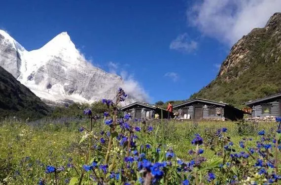 去稻城亚丁旅游需要带什么衣服和什么装备