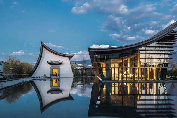 云南旅游最美建筑物-高黎贡小镇双檐宛月展示中心