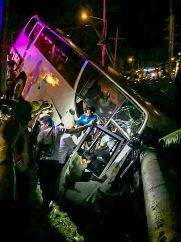 泰国普吉岛大巴翻车20名中国游客受伤 泰国普吉岛大巴翻车20名中国游客受伤