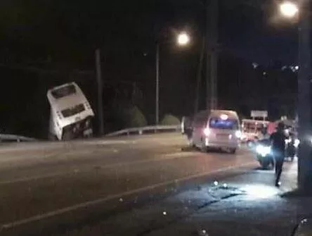 泰国普吉岛大巴翻车20名中国游客受伤 泰国普吉岛大巴翻车20名中国游客受伤