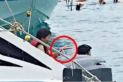 游客在泰国抓海星拍照为何引起热议  为何在泰国抓海星需谨慎呢