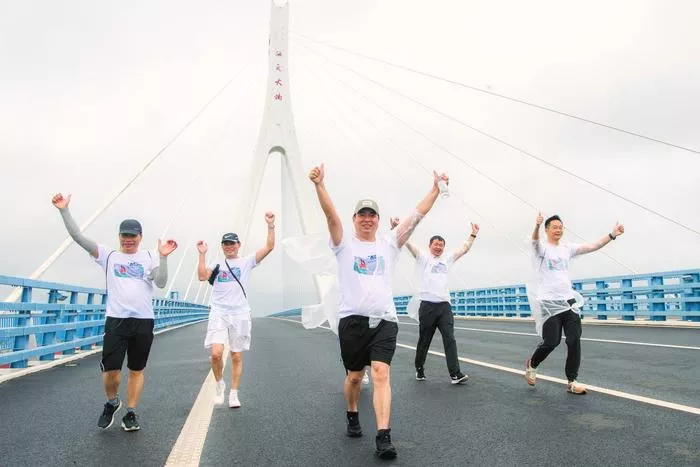 5月14日,参加“一醋即发,海来文往”跨海徒步美食行活动的选手们为海口点赞。海口日报记者 陈长宇 摄