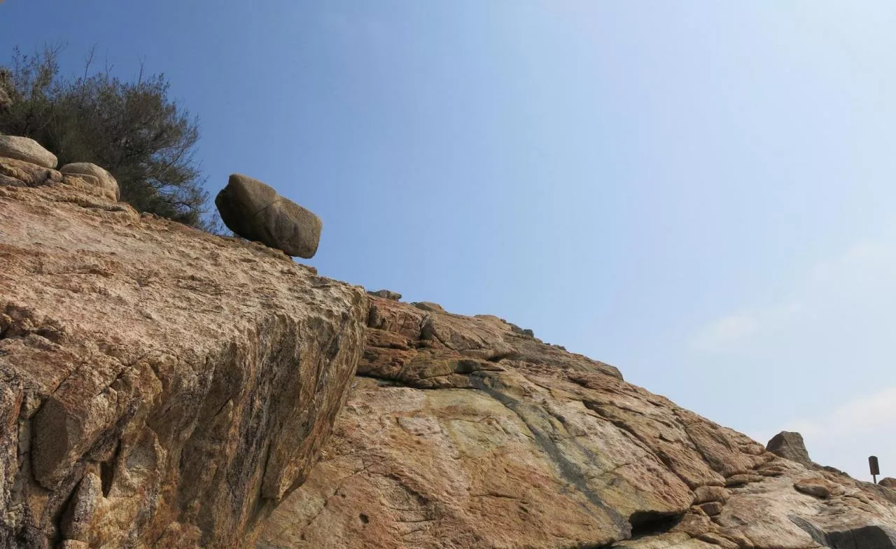 海南蜈支洲岛飞来石The stone from out sky