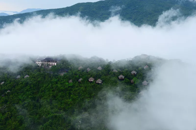 亚龙湾人间天堂鸟巢度假村雾中外景